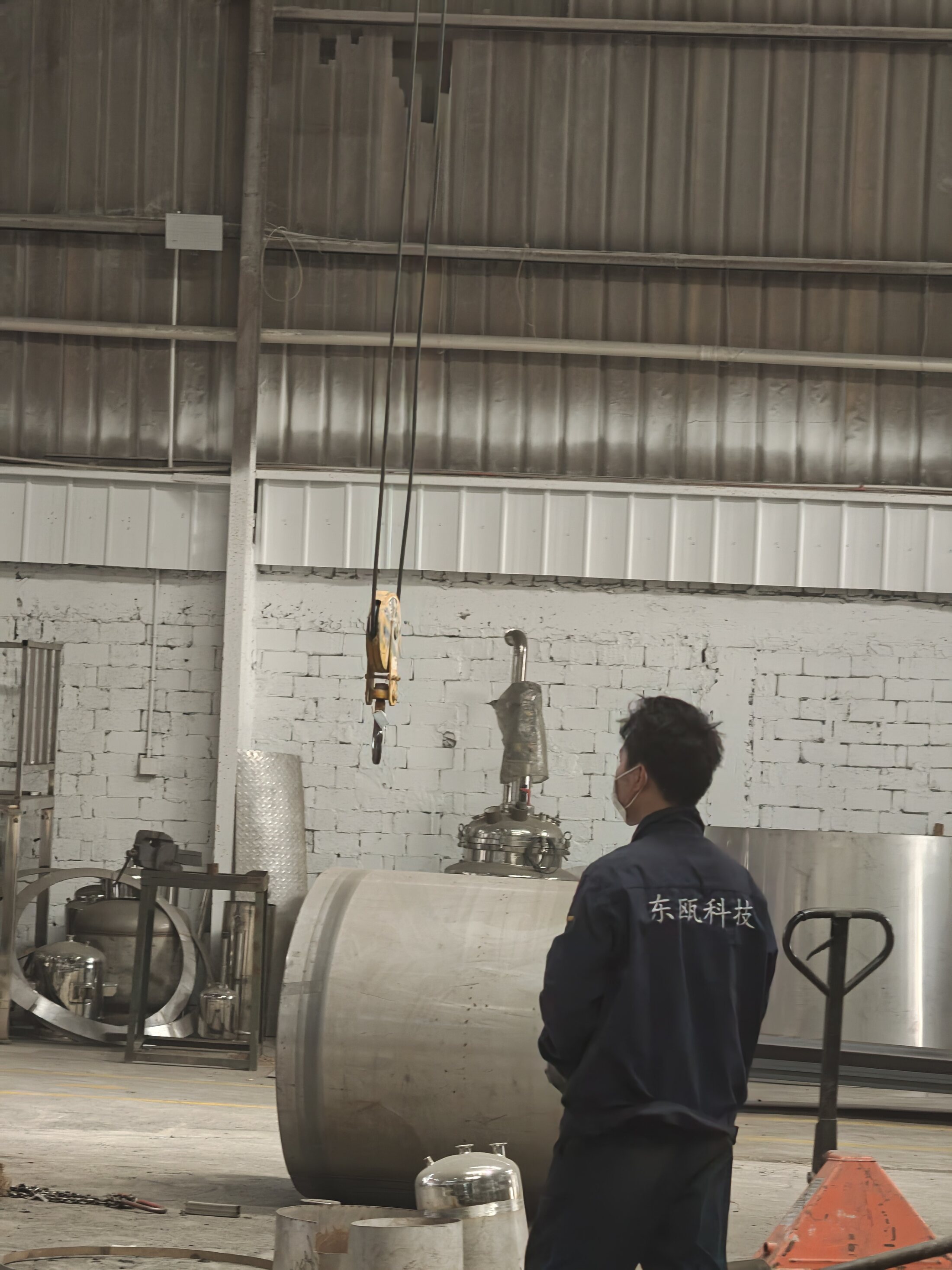 Stainless steel vessels in Dongou Machinery workshop